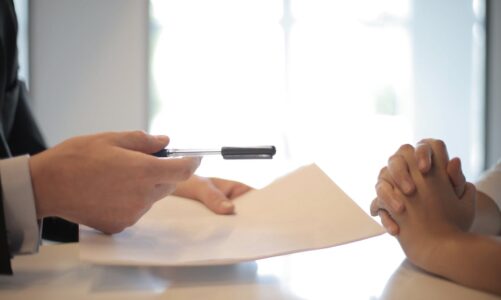 Umowa rezerwacyjna – kiedy opłaca się ją podpisać z deweloperem?